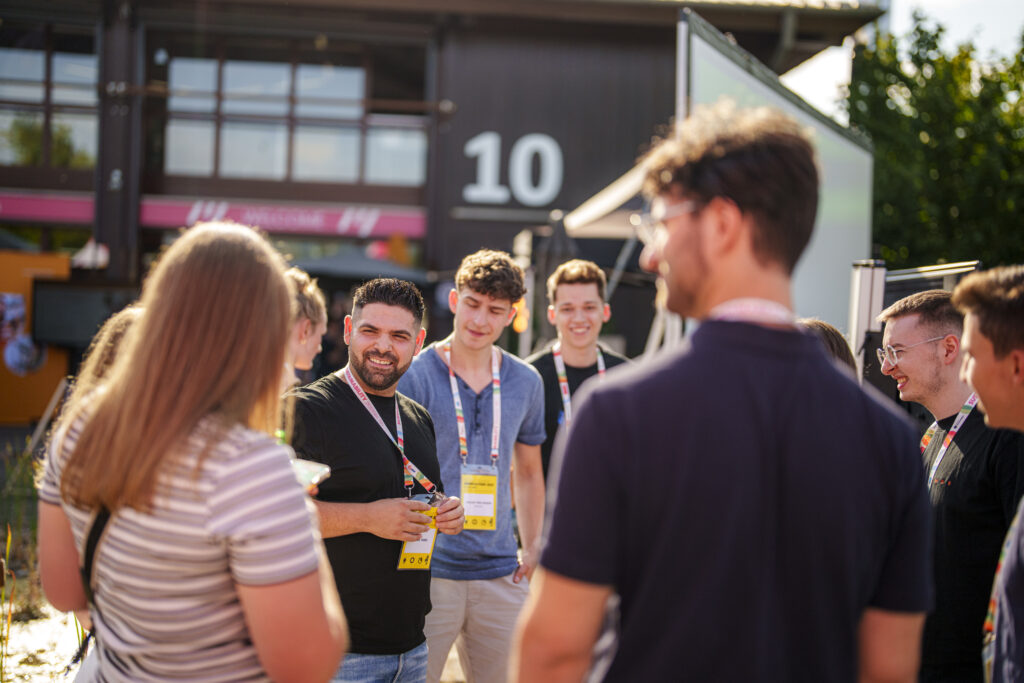 Outdoor Networking von verschiedenen Start-Up Teams